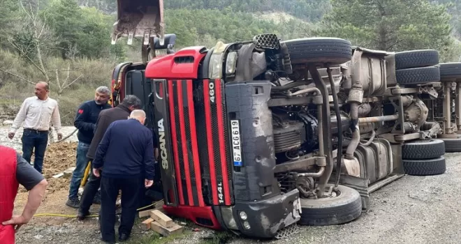 Bolu’da devrilen tırda sıkışan kişi itfaiye görevlilerince kurtarıldı