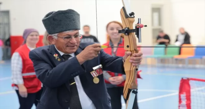 Bolu'da düzenlenen Gaziler Günü etkinliğinde gaziler ok attı