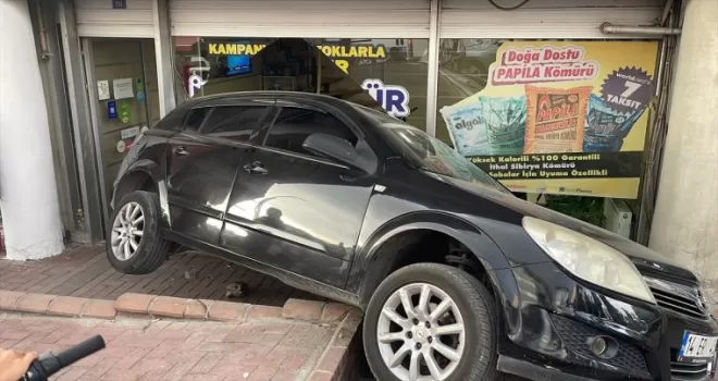 Bolu’da el freni çekilmeyen otomobil dükkana çarptı