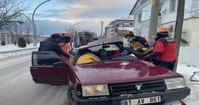 Bolu’da elektrik direğine çarpan otomobilde sıkışan sürücü yaralandı