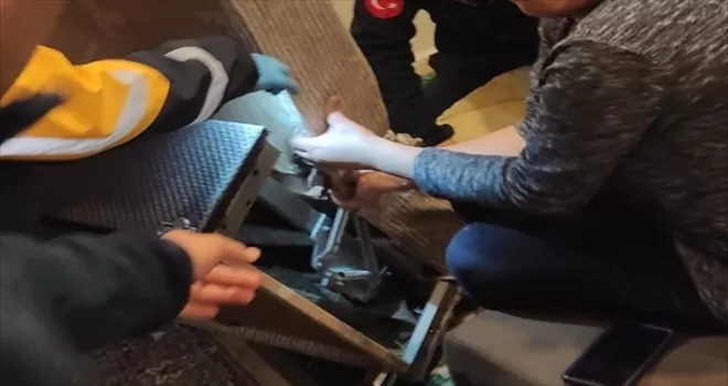 Bolu'da eli koltuk menteşesine sıkışan kadını itfaiye kurtardı
