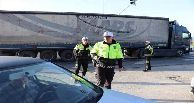 Bolu’da emniyet şeridini ihlal eden sürücülere cezai işlem