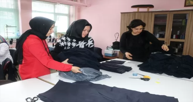 Bolu’da gönüllüler depremzedeler için kıyafet dikiyor