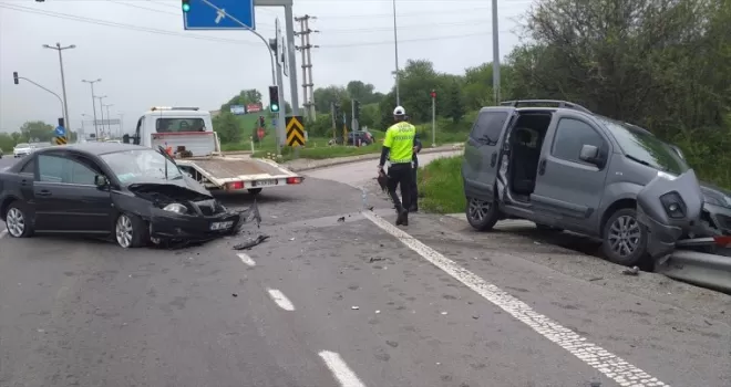 Bolu’da hafif ticari araç ile otomobil çarpıştı, 3 kişi yaralandı
