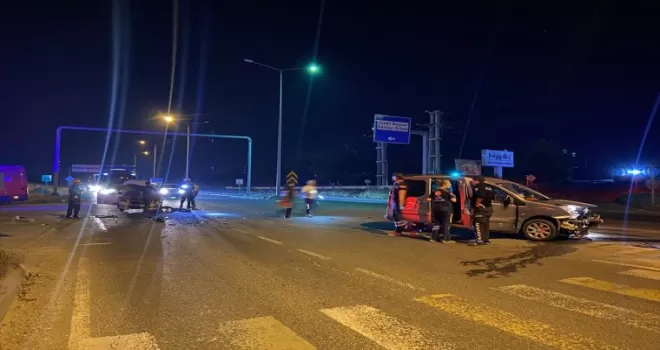 Bolu’da hafif ticari araç ile otomobilin çarpıştığı kazada 2 kişi yaralandı