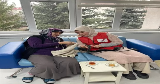 Bolu'da huzurevi sakinleri yetim çocuklar için atkı, bere ve eldiven örüyor