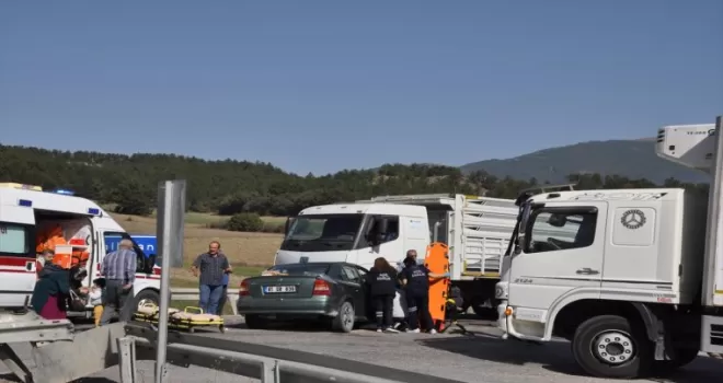 Bolu'da kamyonla çarpışan otomobildeki 3 kişi yaralandı