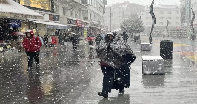 Bolu’da kar yağışı etkili oluyor