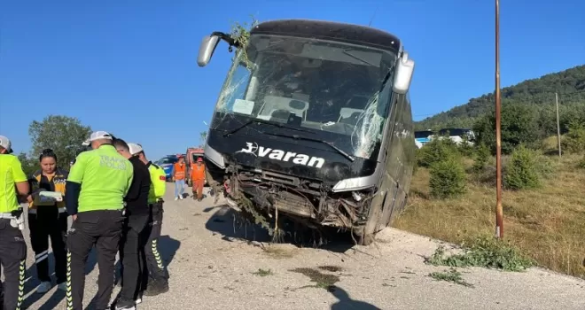 Bolu’da kontrolden çıkan yolcu otobüsündeki 14 kişi yaralandı
