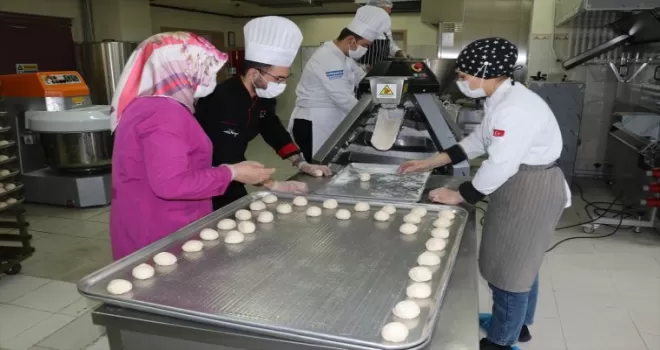 Bolu'da meslek lisesi öğrencileri günde 10 bin ekmek üretiyor