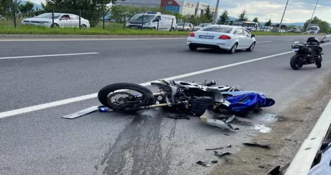Bolu’da motosikletle hafif ticari aracın çarpıştığı kazada 3 kişi yaralandı