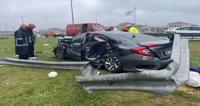 Bolu’da otomobil bariyerlere çarptı, 3 kişi yaralandı