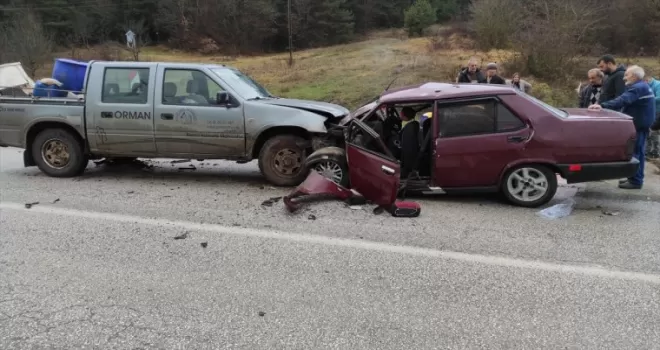 Bolu'da otomobil ile kamyonet çarpıştı, 5 kişi yaralandı