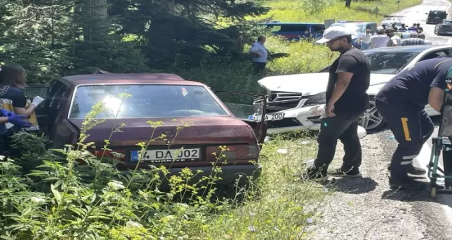 Bolu’da otomobilin çarptığı park halindeki araçtaki 2 kişi yaralandı