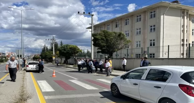 Bolu'da otomobilin yaya geçidinde çarptığı anne ve 3 yaşındaki kızı yaralandı
