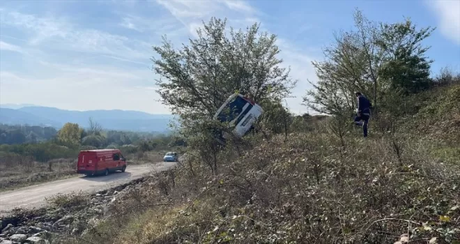 Bolu'da şarampole devrilen hafif ticari araçtaki 2 kişi yaralandı
