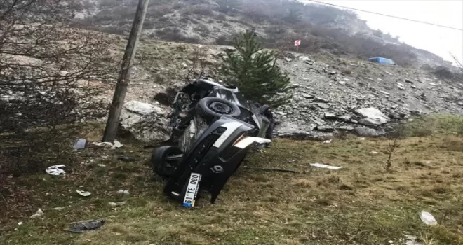 Bolu'da şarampole devrilen otomobildeki 2 kişi yaralandı