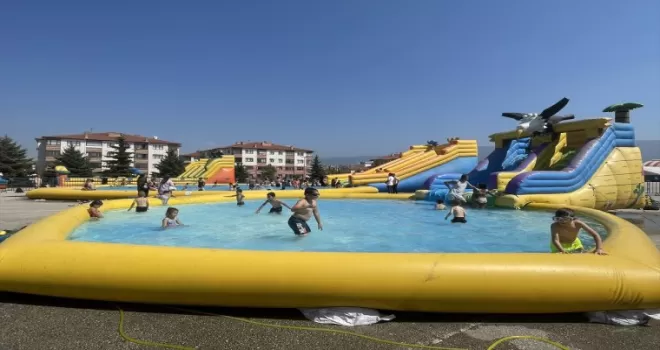 Bolu’da sıcaktan bunalan çocuklar pazar alanına kurulan aquaparkta serinledi