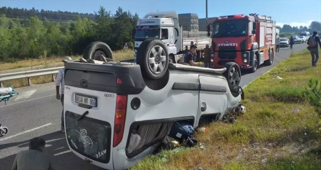 Bolu’da takla atan hafif ticari araçtaki 5 kişi yaralandı