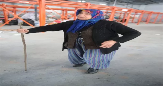 Bolu'da yaşlı kadın ördüğü atkı ve patikleri depremzedelere gönderdi