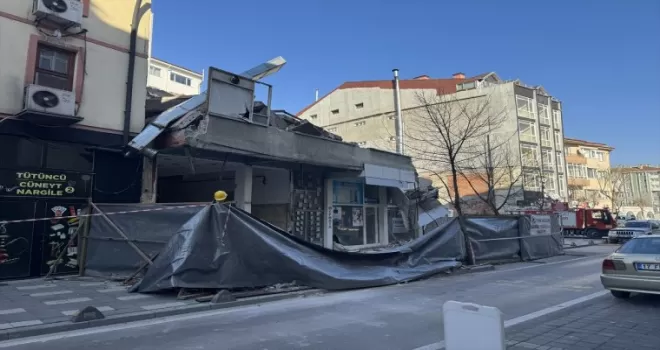 Bolu’da yıkımı yapılan binadan yola düşen parçalar paniğe neden oldu