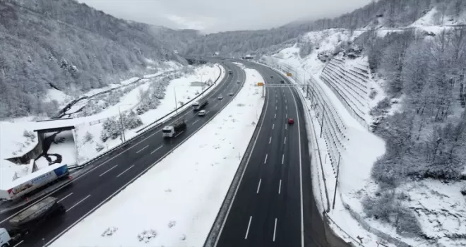 Bolu Dağı'nda kar yağışı aralıklarla sürüyor