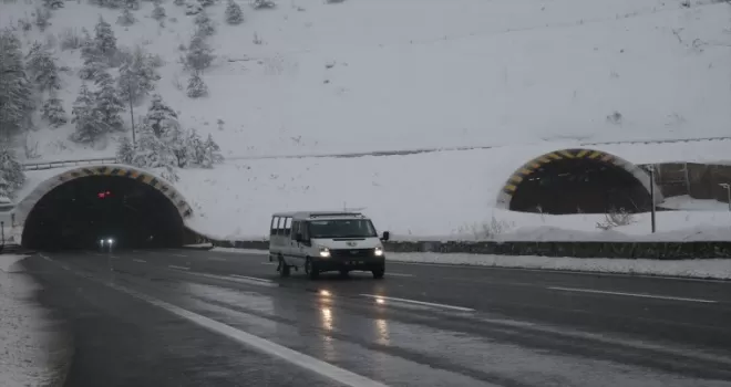 Bolu Dağı'nda kar yağışı etkili oluyor