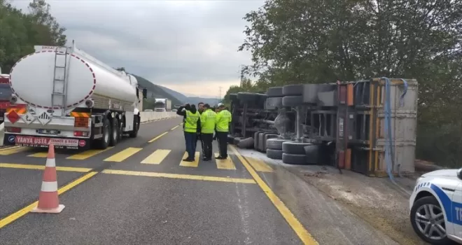 Bolu Dağı’nda tomruk yüklü kamyonun devrilmesi ulaşımı aksattı