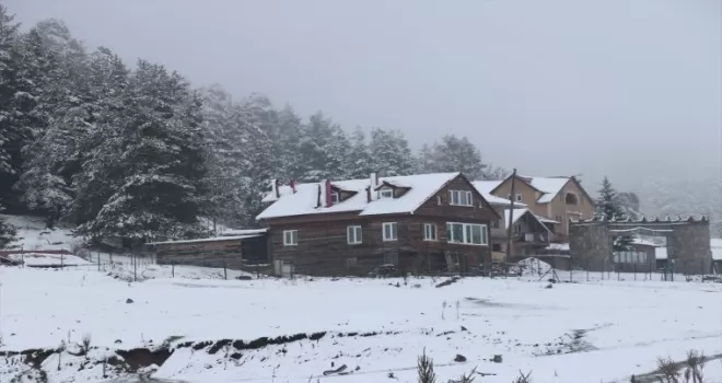 Bolu’nun yüksek kesimlerinde aralıklarla kar etkili oluyor