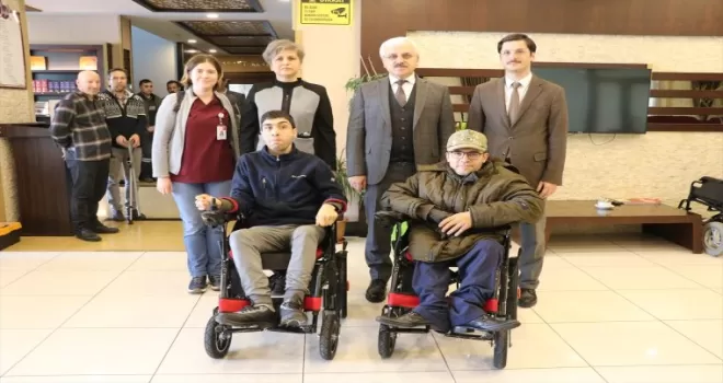Bolu Valiliğinden engelli depremzede kardeşlere akülü tekerlekli sandalye