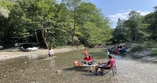 Bolu ve Zonguldak’ta sıcak havadan bunalanlar dere ve sahilleri doldurdu