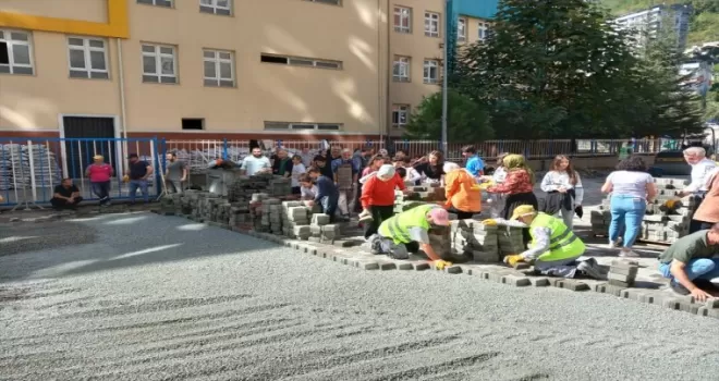 Borçka'da caddenin parke taşları imece usulü döşendi