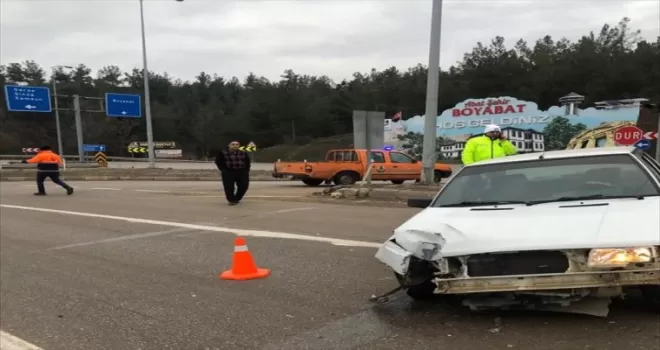 Boyabat'ta aydınlatma direğine çarpan otomobilin sürücüsü yaralandı