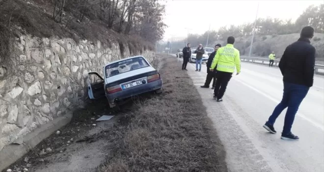 Boyabat'ta otomobilin istinat duvarına çarptığı kazada bir kişi yaralandı
