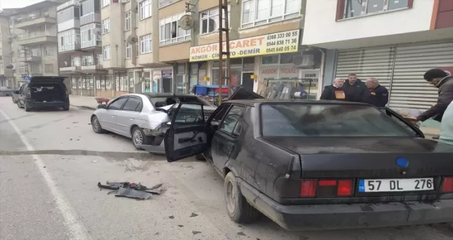 Boyabat’ta park halindeki araçlara çarpan otomobildeki 2 kişi yaralandı