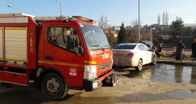 Boyabat'ta park halindeki otomobil yandı