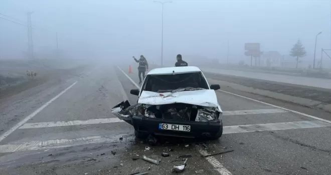 Boyabat'ta traktöre çarpan otomobilin sürücüsü yaralandı