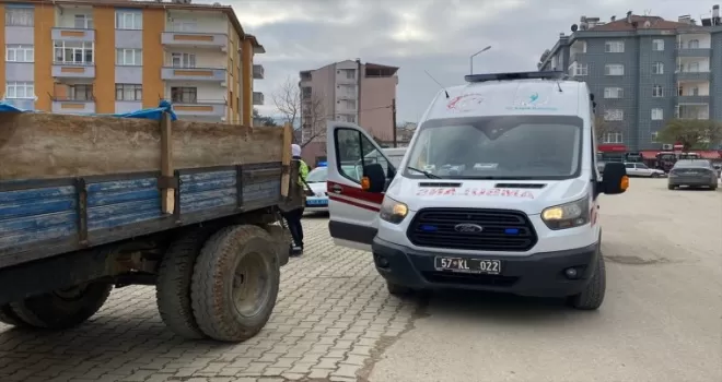 Boyabat'ta traktörün çarptığı yaşlı kadın yaralandı