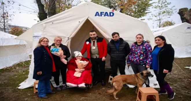 Çadırda kalan engelli depremzede "özel gün"de unutulmadı