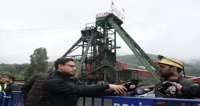 Çalışma arkadaşlarını kurtarmak için maden ocağına koştu