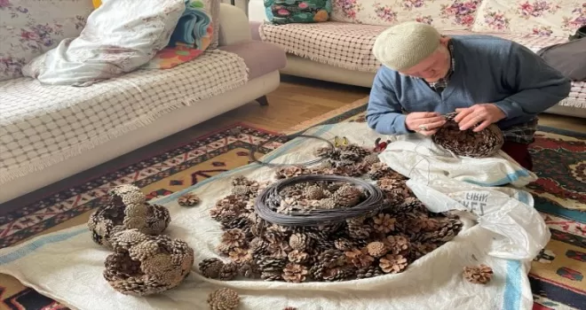Çam kozalaklarını 15 yıldır hediyelik sepete dönüştürüyor