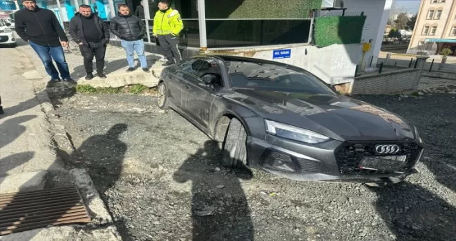 Çarşamba'da dolmuşla çarpışan otomobilin sürücüsü yaralandı