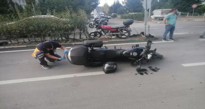 Çarşamba’da otomobil ile çarpışan motosiklet sürücüsü yaralandı