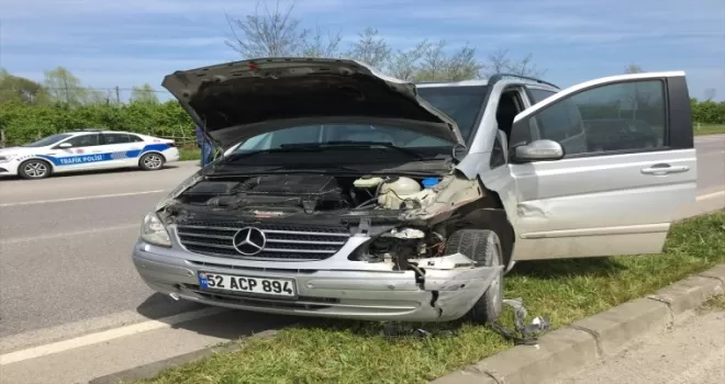 Çarşamba’da otomobille çarpışan minibüsün sürücüsü yaralandı