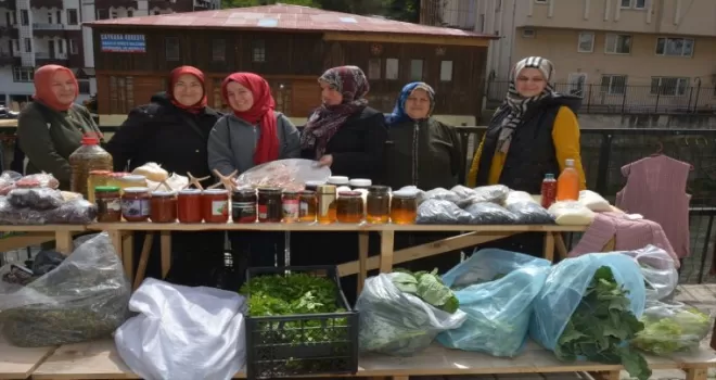 ÇAYDER Kadın Kooperatifi üyeleri ürünlerini pazarda satışa sunuyor