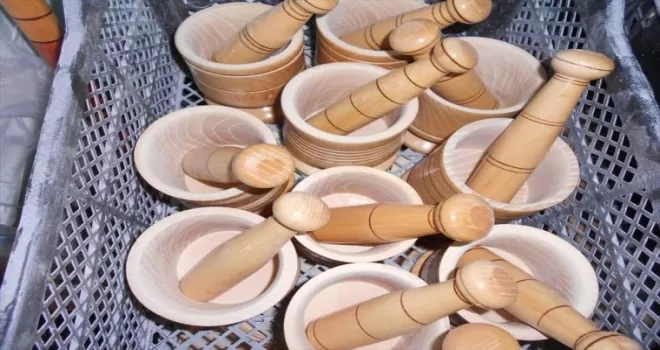Çaykara’da “Üreten Eller“ kursunda hediyelik eşya üretiliyor