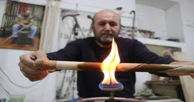 Çeşitli motiflerle işlediği Devrek bastonlarını geleceğe taşıyor