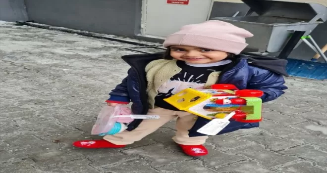 “Çocuklar gülsün“ diye depremzede çocuklara 100 bin oyuncak dağıttılar