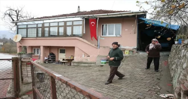 Çocuklarını büyüttükleri evin yıkılacak olmasının üzüntüsünü yaşıyorlar