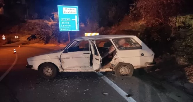 Çorum’da 2 otomobil çarpıştı, 3 kişi yaralandı